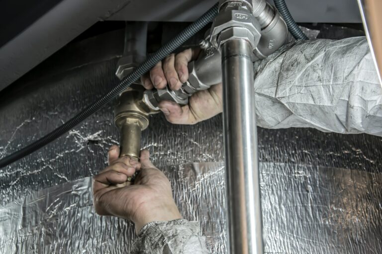 Houston commercial plumbing company fixing pipes